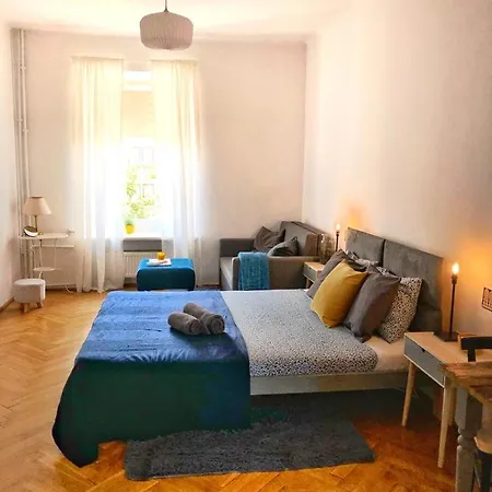 Hot Spot City Center, Spacious Private Room, Shared Bath And Kitchen Δωμάτια σε οικογενειακή κατοικία *
