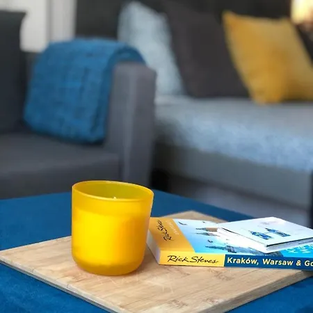 Hot Spot City Center, Spacious Private Room, Shared Bath And Kitchen Δωμάτια σε οικογενειακή κατοικία Βαρσοβία