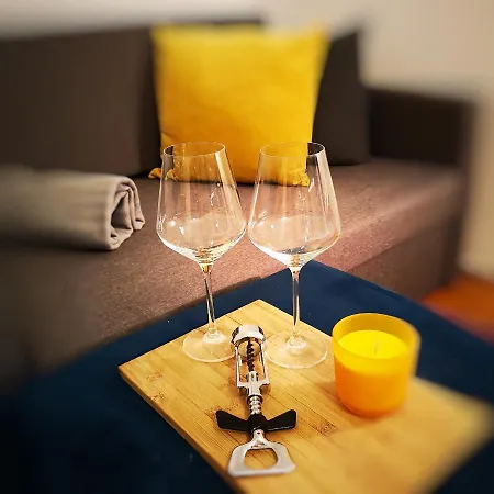 Hot Spot City Center, Spacious Private Room, Shared Bath And Kitchen Δωμάτια σε οικογενειακή κατοικία Βαρσοβία