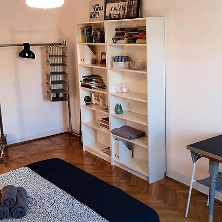 Hot Spot City Center, Spacious Private Room, Shared Bath And Kitchen ホームステイ *