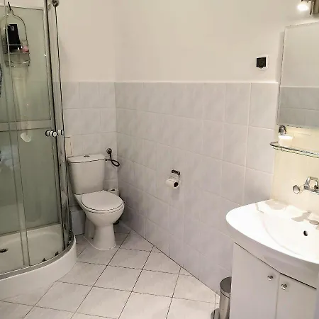 Hot Spot City Center, Spacious Private Room, Shared Bath And Kitchen Alloggio in famiglia