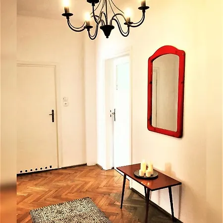 Hot Spot City Center, Spacious Private Room, Shared Bath And Kitchen *