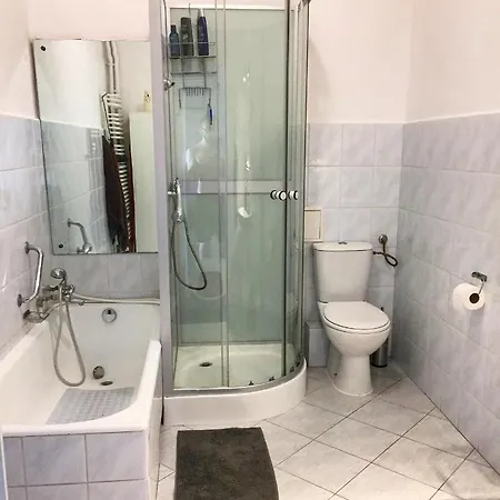 Hot Spot City Center, Spacious Private Room, Shared Bath And Kitchen Δωμάτια σε οικογενειακή κατοικία