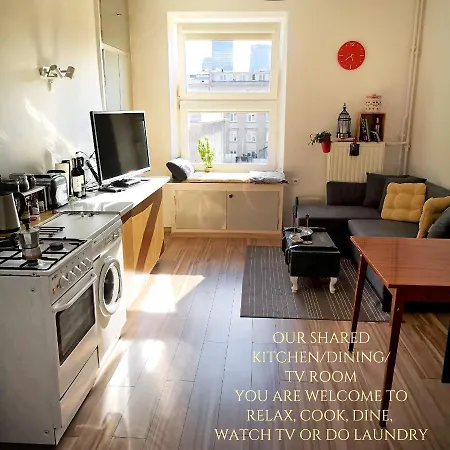 Hot Spot City Center, Spacious Private Room, Shared Bath And Kitchen ワルシャワ